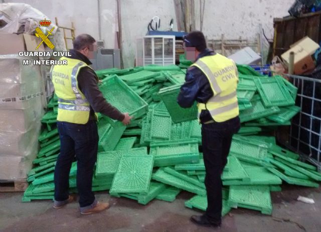La Guardia Civil esclarece la sustracción de más de un millar de envases de plástico en Cieza - 2, Foto 2