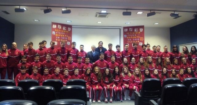 La Comunidad entrega 128 equipaciones a los participantes en los campeonatos de España en Edad Escolar de Baloncesto y Balonmano - 1, Foto 1