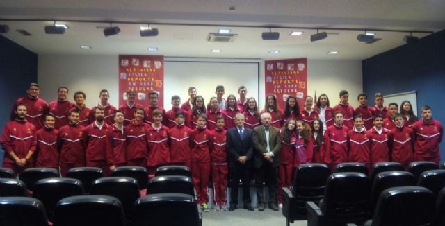 La Comunidad entrega 128 equipaciones a los participantes en los campeonatos de España en Edad Escolar de Baloncesto y Balonmano - 2, Foto 2