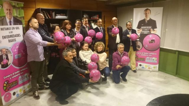 Se presenta el balón solidario a beneficio de las asociaciones D´Genes y AELIP, Foto 2