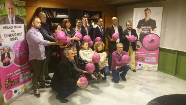 Se presenta el balón solidario a beneficio de las asociaciones D´Genes y AELIP - 3, Foto 3