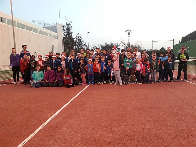 Finalizan las clases de la escuela de tenis Kuore con el campeonato navideño en el polideportivo 6 de diciembre - 27