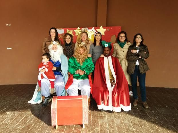 La comunidad educativa de la Escuela Municipal Infantil Clara Campoamor celebra la tradicional fiesta de la Navidad y visita de los Reyes Magos, Foto 4