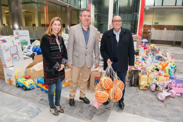 Juguetea pone fin a la campaña de recogida añadiendo cientos de juguetes a su Gran Montaña - 2, Foto 2