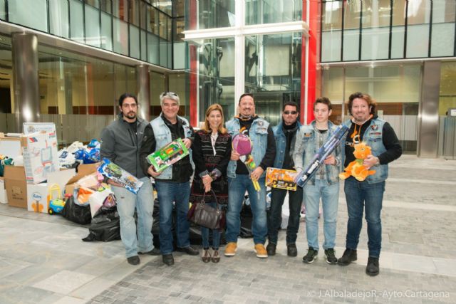 Juguetea pone fin a la campaña de recogida añadiendo cientos de juguetes a su Gran Montaña - 3, Foto 3
