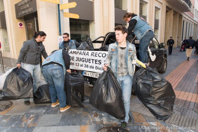 Juguetea pone fin a la campaña de recogida añadiendo cientos de juguetes a su Gran Montaña - 5, Foto 5