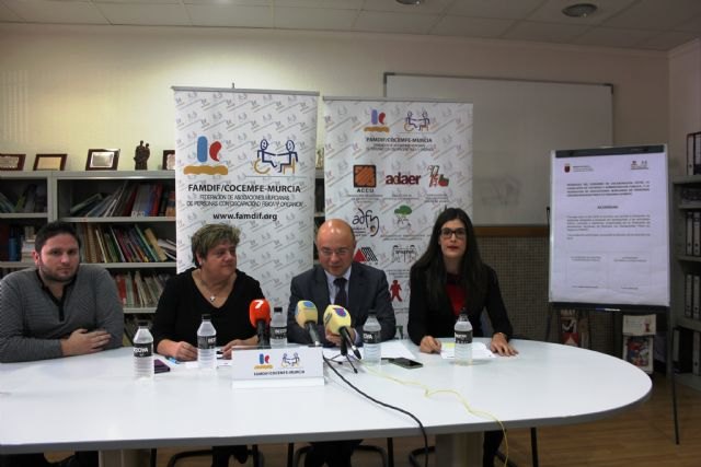 La Comunidad pone a disposición de Famdif autobuses adaptados para que 4.000 personas con discapacidad asistan a actividades lúdicas - 1, Foto 1