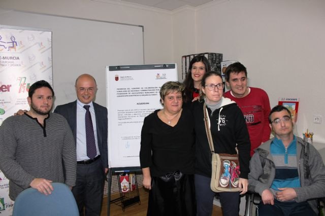 La Comunidad pone a disposición de Famdif autobuses adaptados para que 4.000 personas con discapacidad asistan a actividades lúdicas - 2, Foto 2