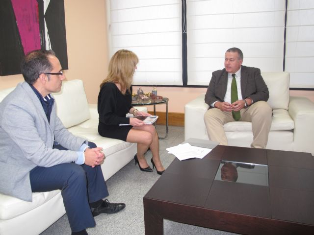 El consejero Francisco Bernabé y la alcalde sa de Campos del Río abordan la posibilidad de desarrollar mejoras en la localidad - 1, Foto 1