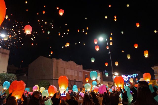 2.500 farolillos solidarios surcan el cielo torreño para convertirse en regalos - 1, Foto 1