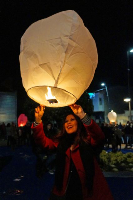 2.500 farolillos solidarios surcan el cielo torreño para convertirse en regalos - 2, Foto 2