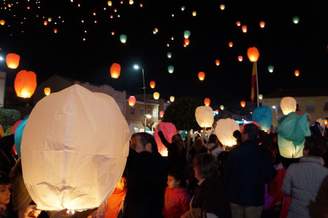 2.500 farolillos solidarios surcan el cielo torreño para convertirse en regalos - 3, Foto 3