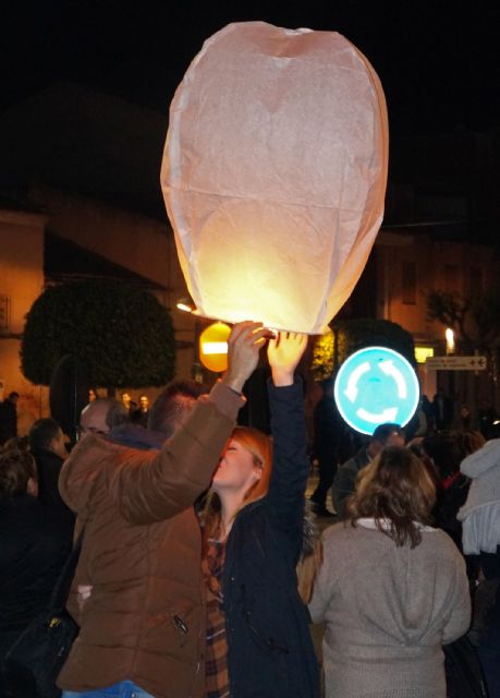 2.500 farolillos solidarios surcan el cielo torreño para convertirse en regalos - 4, Foto 4