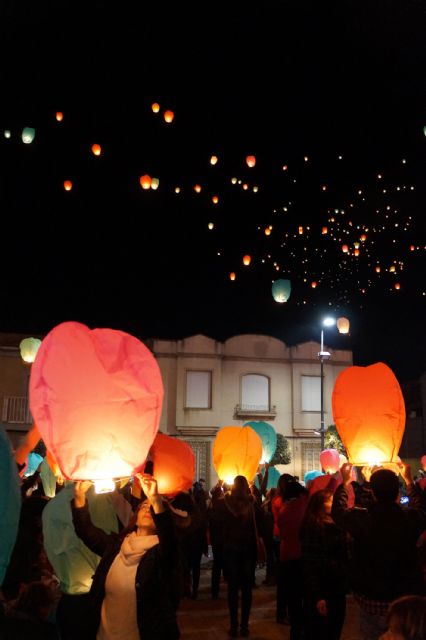 2.500 farolillos solidarios surcan el cielo torreño para convertirse en regalos - 5, Foto 5