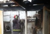 Bomberos apagan el incendio en una vivienda de Totana