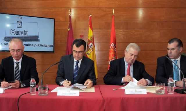 Ballesta firma un convenio con la Asociación Murciana de Empresas de Publicidad Exterior para retirar más de 400 vallas publicitarias y mejorar la imagen del municipio - 1, Foto 1