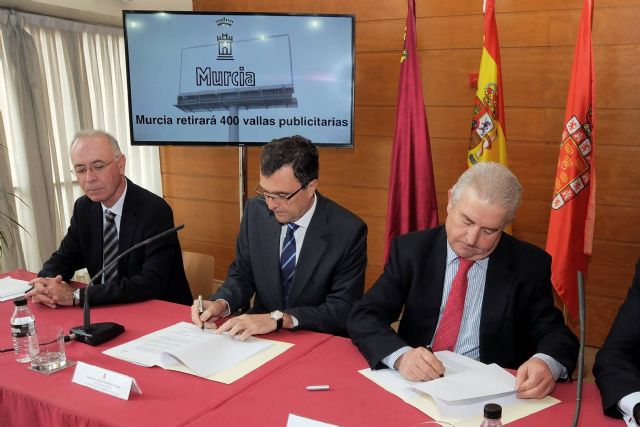 Ballesta firma un convenio con la Asociación Murciana de Empresas de Publicidad Exterior para retirar más de 400 vallas publicitarias y mejorar la imagen del municipio - 3, Foto 3