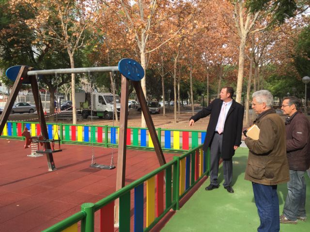 El Jardín de Mariano Montesinos se renueva gracias a la instalación de una nueva zona de juego infantil - 1, Foto 1
