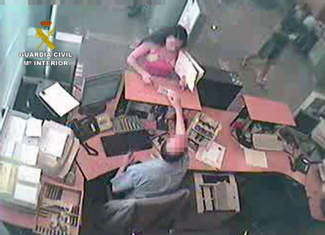 La Guardia Civil detiene de nuevo a una mujer dedicada a cometer estafas bancarias en Águilas y Lorca - 1, Foto 1