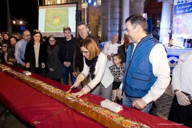 La COPE y el Ayuntamiento de Cartagena repartieron más de 5.000 raciones de roscón - 2, Foto 2