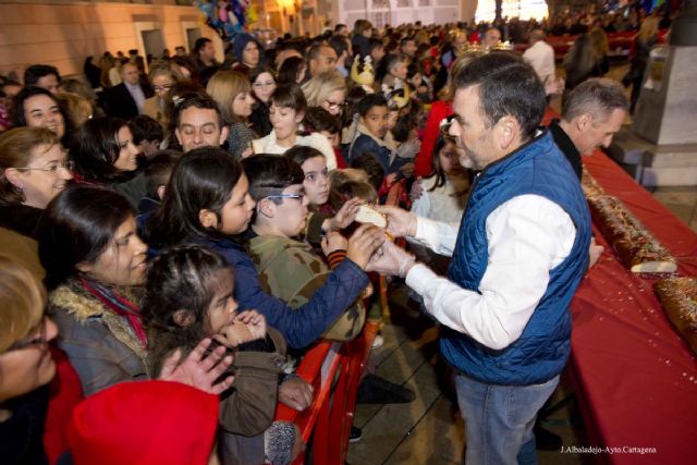 La COPE y el Ayuntamiento de Cartagena repartieron más de 5.000 raciones de roscón - 3, Foto 3