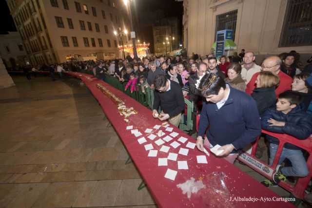 La COPE y el Ayuntamiento de Cartagena repartieron más de 5.000 raciones de roscón - 5, Foto 5