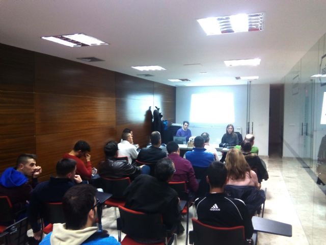 Se celebra la charla sobre las ayudas destinadas a los jóvenes agricultores para la creación de empresas agrarias y la inversión de sus explotaciones - 2, Foto 2