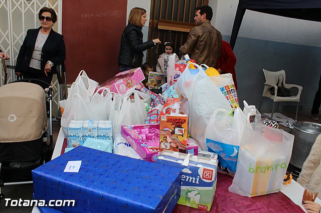 El III desayuno solidario a beneficio de Critas recaud unos 50 Kg de comida y 65 juguetes - 7