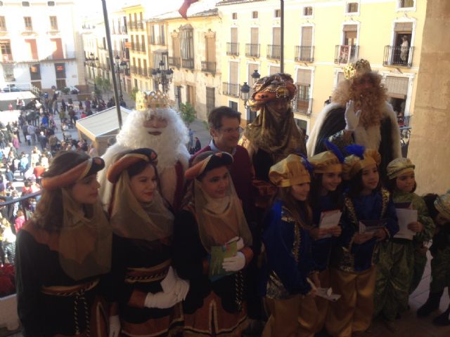 Miles de lorquinos reciben a los Reyes Magos, que esta tarde protagonizarán la espectacular Cabalgata - 1, Foto 1