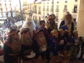 Miles de lorquinos reciben a los Reyes Magos, que esta tarde protagonizarn la espectacular Cabalgata
