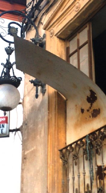 El PSOE exige al PP la retirada urgente de una chapa metálica en un inmueble de Calle Corredera por peligro de caída - 1, Foto 1