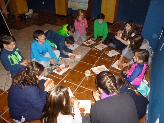Los niños aguileños se convierten en arqueólogos por unas horas - 1, Foto 1
