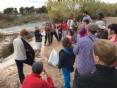 Varias asociaciones hacen una limpieza en el azud de la Contraparada