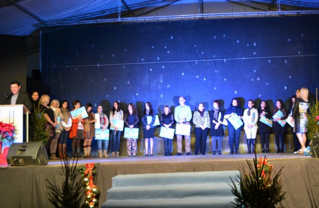 Pilar Rodríguez gana el I Concurso de Belenes y Óptica Pinatar el de mejor escaparate navideño - 1, Foto 1