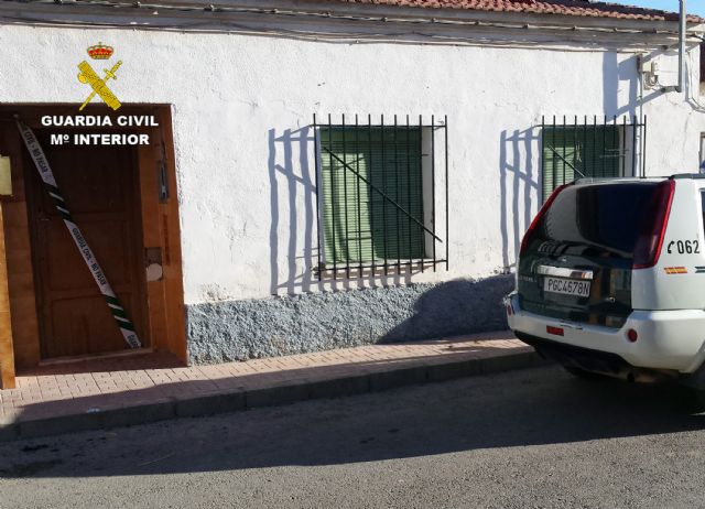 La Benemérita rescata in extremis a dos jóvenes de una vivienda incendiada - 1, Foto 1
