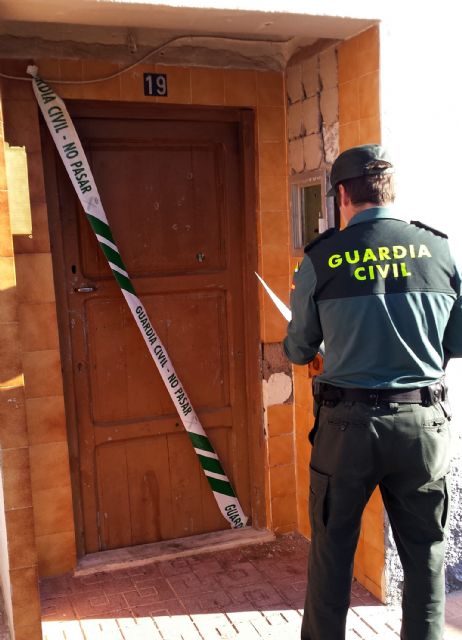 La Benemérita rescata in extremis a dos jóvenes de una vivienda incendiada - 2, Foto 2