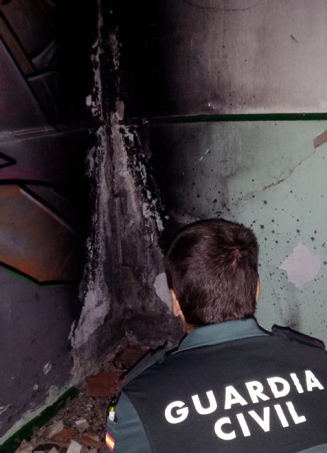 La Benemérita rescata in extremis a dos jóvenes de una vivienda incendiada - 3, Foto 3