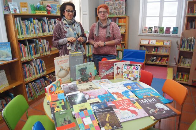 La biblioteca pública Mateo García recibe un lote de 151 nuevos libros, Foto 1