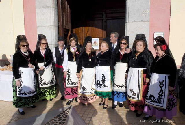 La plaza de la Iglesia de San Antón se llenó de vecinos, mascotas y baile - 1, Foto 1