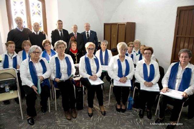 La plaza de la Iglesia de San Antón se llenó de vecinos, mascotas y baile - 4, Foto 4