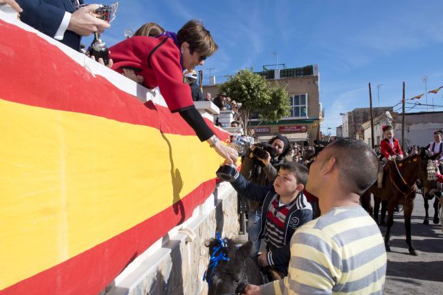 La presidenta de la Asamblea, en la tradicional bendición de animales del barrio cartagenero de San Antón - 2, Foto 2