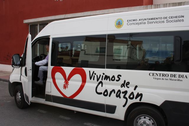 La Concejalía de Servicios Sociales adquiere un vehículo para el transporte de los usuarios del Centro de Día Virgen de las Maravillas - 1, Foto 1