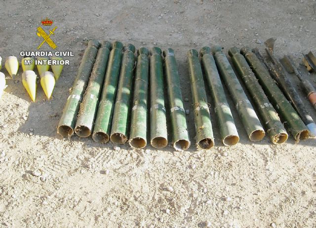La Guardia Civil destruye 15 cohetes granífugos hallados en una vivienda de Yecla - 1, Foto 1