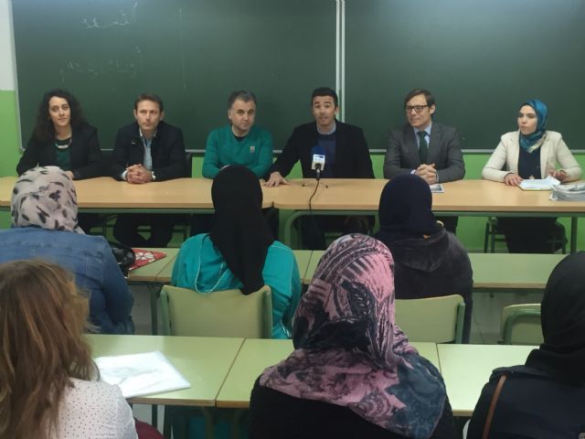 100 solicitudes para realizar el Taller de Aprendizaje de Español, dirigido a madres y padres del IES Sabina Mora y el CEIP Hernández Ardieta de Roldán. - 1, Foto 1