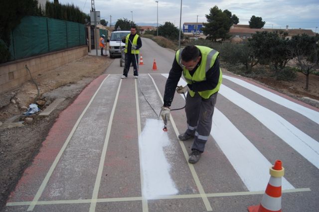 Realizan trabajos de repintado de la señalización horizontal en las calles y viales de la pedanía de El Paretón-Cantareros, Foto 1