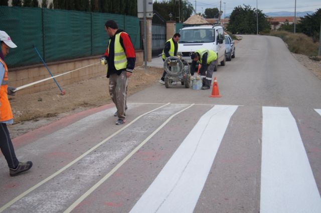 Works carried repainting road markings on the streets and roads of the hamlet of El Paretn-Cantareros, Foto 2