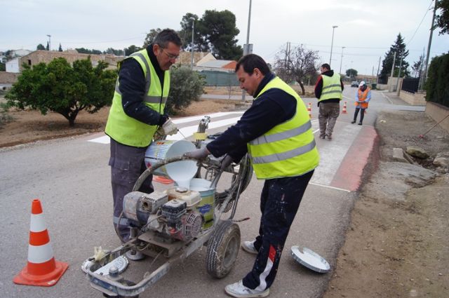 Works carried repainting road markings on the streets and roads of the hamlet of El Paretn-Cantareros, Foto 3