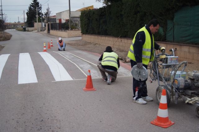 Realizan trabajos de repintado de la señalización horizontal en las calles y viales de la pedanía de El Paretón-Cantareros, Foto 5