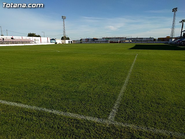 Concluyen los trabajos de resiembra del césped natural del estadio municipal Juan Cayuela - 2, Foto 2
