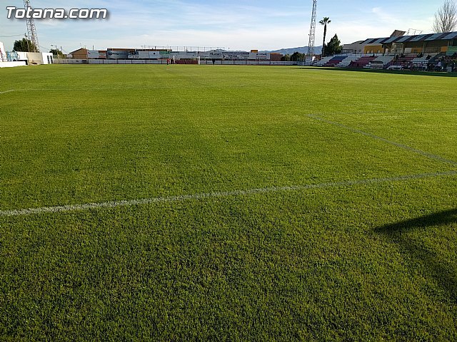 Concluyen los trabajos de resiembra del césped natural del estadio municipal Juan Cayuela, Foto 3